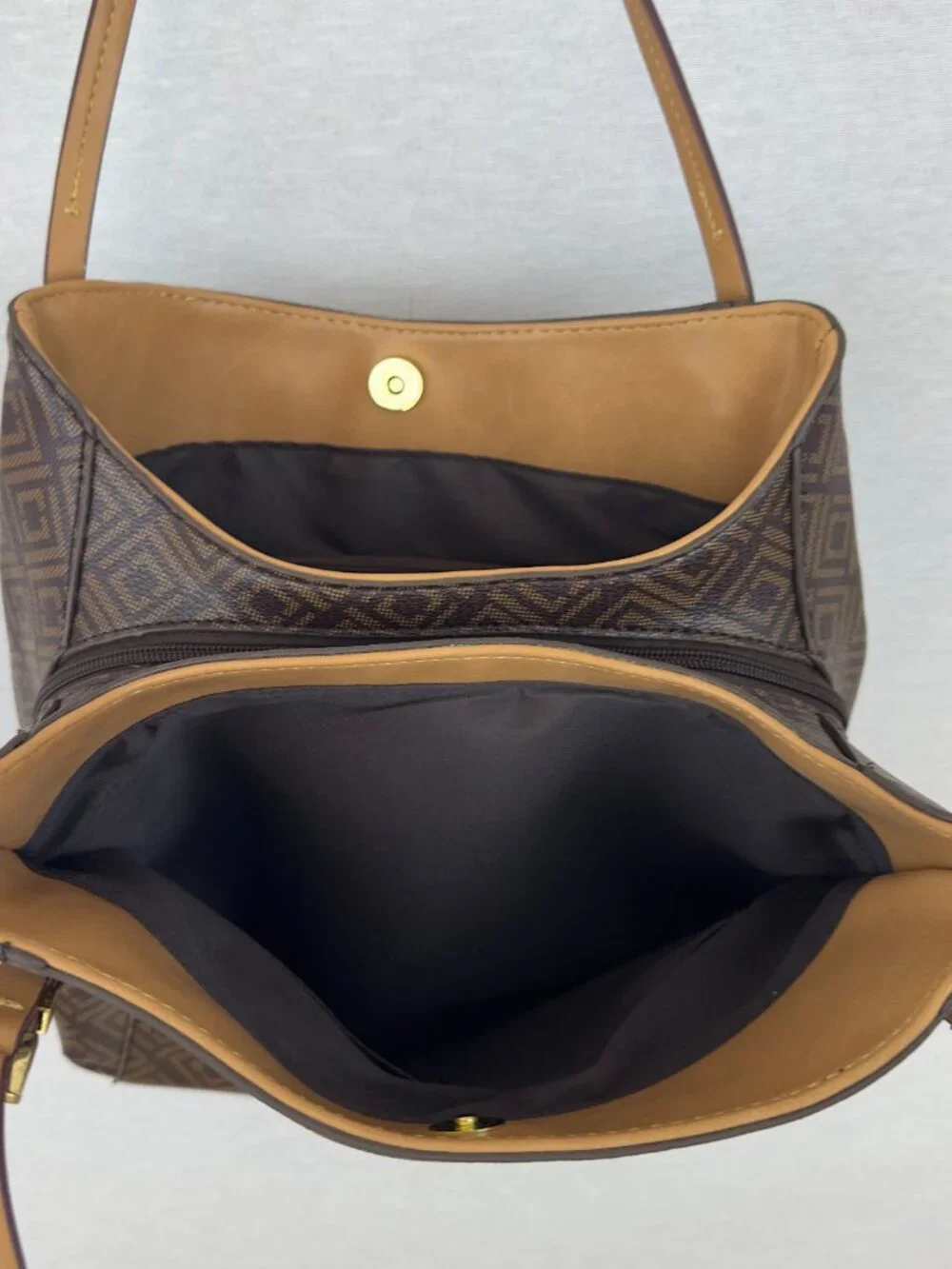 LIZ CLAIBORNE GEOMETRIC BROWN SHOULDER BAG GOLD HARDWARE ZIP SNAP INNER POCKETS